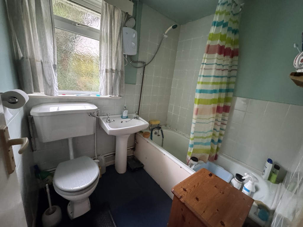 Lot: 117 - DETACHED BUNGALOW ON GENEROUS PLOT - Bathroom
